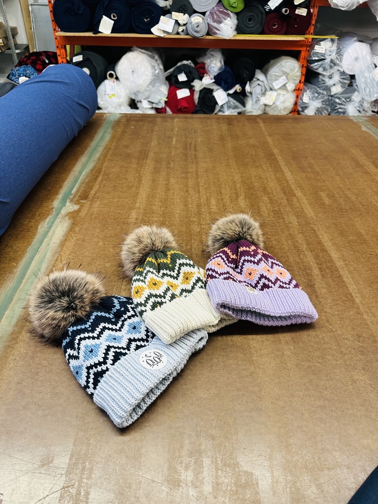 X9018 Bonnet en tricot à pompon et chevron