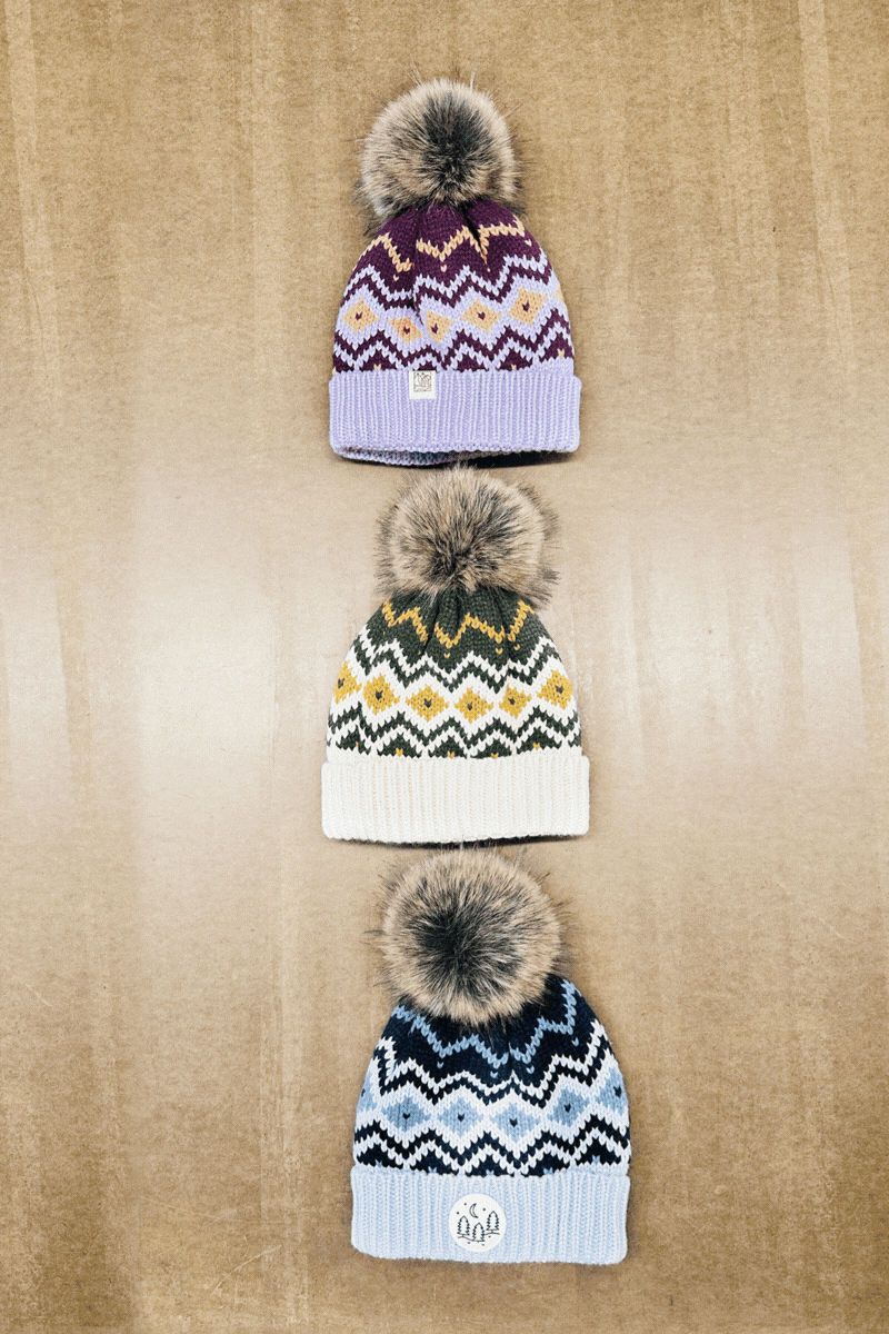 X9018 Bonnet en tricot à pompon et chevron